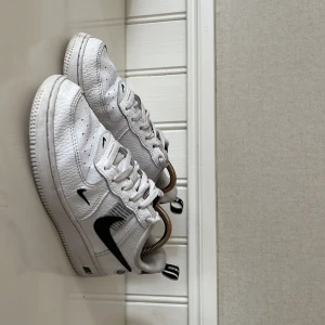 Nike force 1 utility edition (stl:35) - Skorna är i normalt skick och måttligt använda.