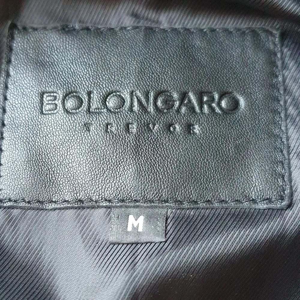 Skinnjacka från Bolongaro Trevor, modell Badger leather Biker jacket. Använd, men utan anmärkning.  Storlek: Medium Material: Läder Nypris: 5300 SEK. Jackor.