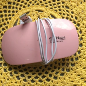 Uv lampa  - Liten och smidig som tar hela handen utom tummen samtidigt. 