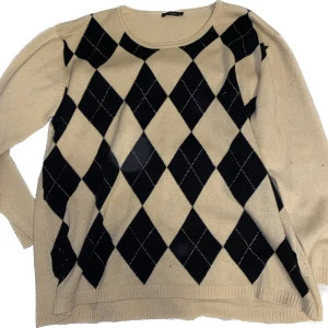 Svart beige rutig stickad tröja - Köpte denna på en second hand i Stockholm för ett år sen. Märket är CPM collection, storlek är XXL 🫶