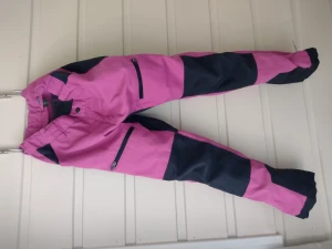 Rosa täckbyxor - Säljer mina gamla täckbyxor som jag köpt begagnat. Väldigt bra skick och jag har haft mycket användning av de. Storlek 140. Säljer pga av att de blivit för små. Köp de för 50 kr plus frakt för 49 kr.❤️