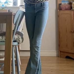 Jeans i modell Flare low waist (adjustable). Använt men fint skick.