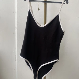 Svart och vit body!  - Svart och vit body från zara! Mycket bra skick, använd några gånger, storlek s! 