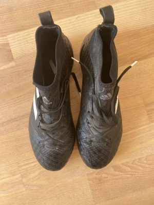 Adidas fotbollskor - Adidas Controlskin fotbollskor. FG/AG STORLEK 40  Väldigt sköna, lätta fotbollskor i väldigt bra skick. Nypris 1250kr  