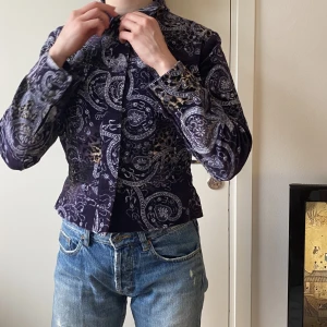 Manchesterjacka - Mönstrad tunn manchesterjacka med dragkedja och krage! I paisley och djurmönster.