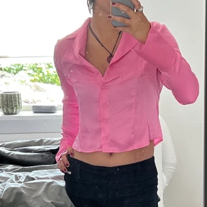 Rosa skjorta - Aldrig använd. Gillar inte riktigt passformen på mig eller materialet. Väldigt tunn 💗