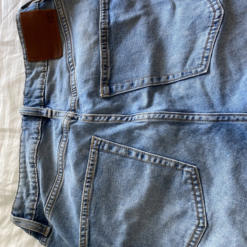 Blåa basic jeans, lita andvända men syns inte💕bra skick. Hål vid knän . Jeans & Byxor.