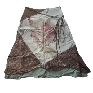 Otroligt fin och unik kjol, grön underkjol med brun/cremefärgad överkjol med rosa blomdetaljer och bruna knytdetaljer💖 