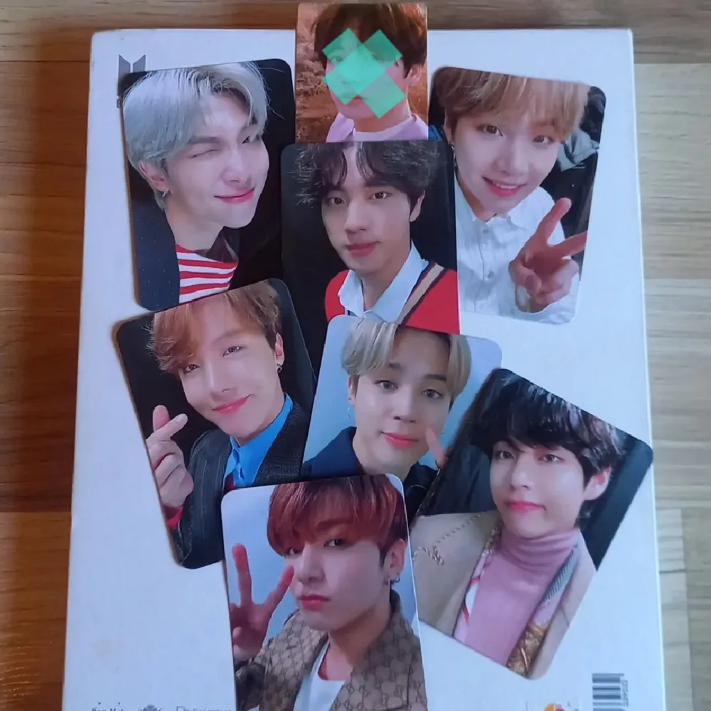 BTS photocard, can also be bought separetly. Standing photo from love youself tear album a little scratched up 40/card . Accessoarer.