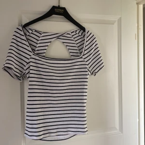 Topp - Söt topp från ginatricot!! Inga defekter förutom en superliten blå fläck som syns på sista bilden! Har även öppen rygg!! Annars inga defekter!!