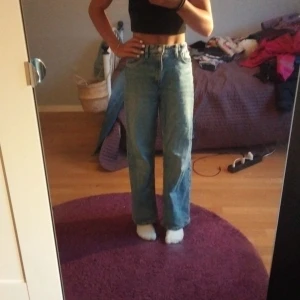 Svinsnygga jeans ❤️👖 - Har använt jättemycket och älskar dom värkligen men dom passar it så bra längre men rekomenderar starkt och du som köper dom du kommer att älska dom jag lovar, håller stilen jättebra!!!❤️❤️