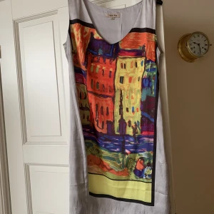 Somrig klänning  - Häftig klänning med tryck