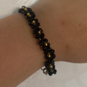 Armband  - Skriv så fixar vi just din storlek!  Det är bara att mäta runt armen! Önskas dom i andra färger? Hör av er så löser vi det!