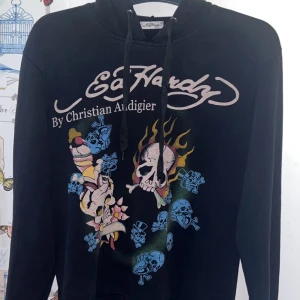 Edhardy hoodie - Säljer min ed hardy hoodie då den inte kommer till användning. Köpt här på plick 💗 använd runt 2-3 ggr. Inga defekter💗pris kan diskuteras.
