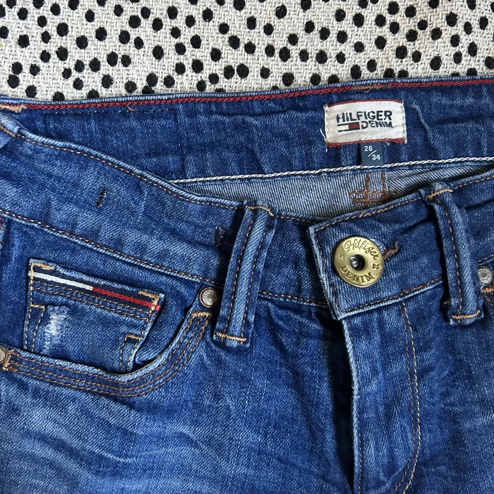 Superfina lågmidjade bootcut jeans från Tommy hilfiger 💥har sprättat sömmen längst ner för att få dom lite längre! . Jeans & Byxor.