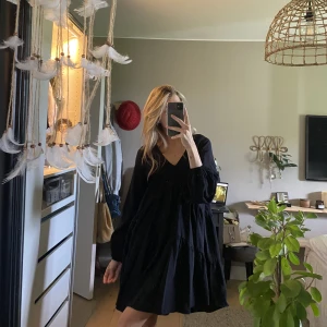 Klänning  - Så sval och skön klänning med fina detaljer, aldrig använd 