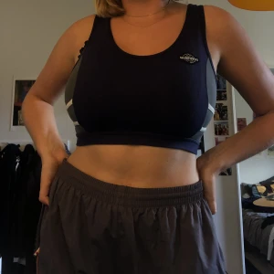 crop top - cool crop top, lite sportig vibe😎köpt secondhand men bra skick!