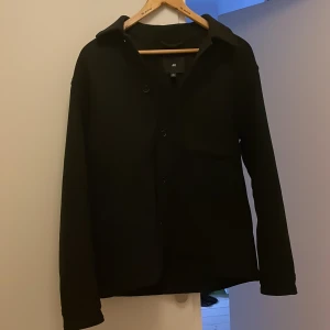 Overshirt - Tja, säljer min svarta overshirt från HM i storlek S men sitter lite större kond 9/10 