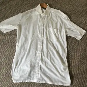 Jag säljer den vita skjortan för 80 kr . Använda några gånger för speciellt evenemang.