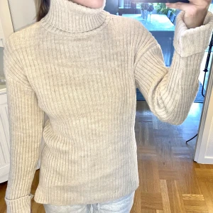 Stickad polotröja  - En superfin & helt oanvänd beige stickad polotröja från NA-KD 💕💕 storlek XS, men passar mig som har S vanligtvis - nypris: 399kr 