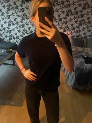 Tröja - en märkblå stickad kortärmad tröjan i kaschmir