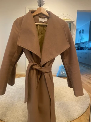 Brun kappa - Brun kappa från Vila. Jätteskön och varm nu inför vintern. 