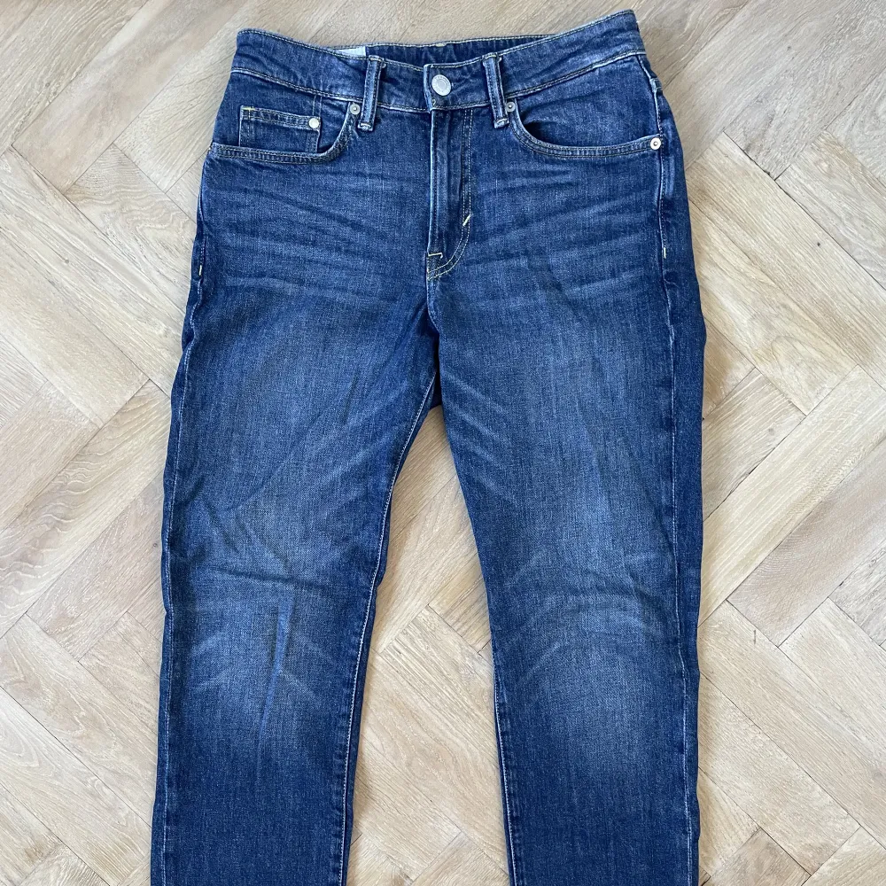 Blåa jeans från HM som jag klippt av och vidgat där nere för en mer sliten look. Inte så använda, därför bra skick. W29, L30.. Jeans & Byxor.