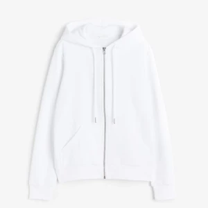 Fin HM zip up tröja - Super fin basic tröja som passar till allt. Köpt på hm för 225kr NACKDEL❗️ En av metall biten på ena snöret har åkt av men inget man tänker på (bläddra till sista bilden) Hör av dig om du vill se bilder hur den sitter på!