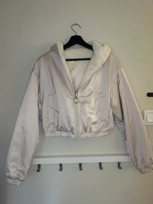 Gosig jacka🎀 - Skön och mysig jacka från divided. Använd en eller två gånger och i väldigt bra skick. Man kan ha den in å ut, alltså fluffiga sidan eller andra Sida. Man får alltså 2 i en kan man säga☺️(Säljer då den inte passar riktigt min stil)