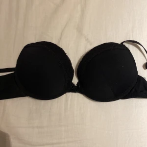 Svart bh - Svart bh med push -up, aldrig använd då den är för liten. Hör av er för mer bilder🫶🏼