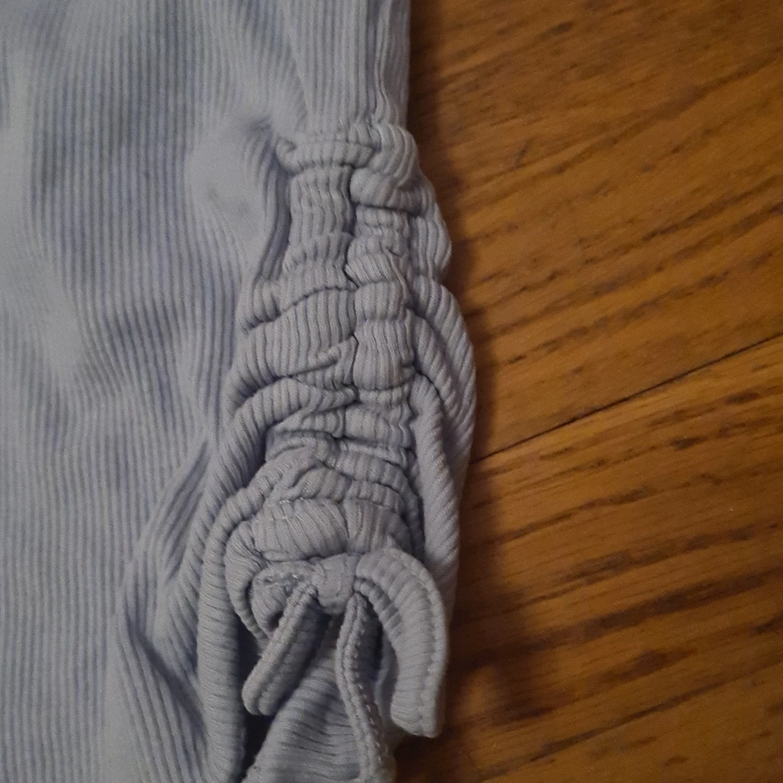 T-shirt med dragsko på sidorna - 91