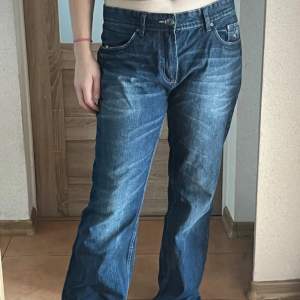 Baggy jeans i storlek L! Köpta på vinted men tyvärr för stora för mig så säljer därför vidare. Midjemåttet är ungefär 45 och längden är 110 så perfekt för långa ! Bilder är lånade från personen jag köpte ifrån! 💓