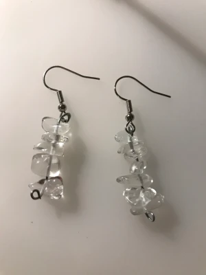 Kristallörhängen  - Handgjorda örhängen!! Kristallerna är cirka 2,5 centimeter. Hela örhänget är cirka 4,5 centimeter.