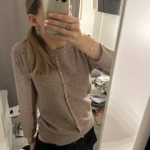 Söt tröja - Så snygg tröja, superfin färg, köparen står för frakt 💕