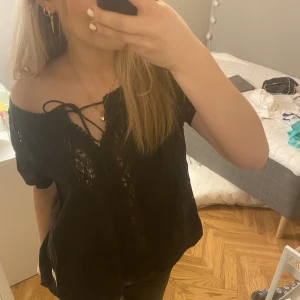 Svart Odd Molly topp - Säljer denna superfina svarta Odd Molly topp/blus💕💕 använd men i väldigt gott skick, kom privat för frågor eller fler bilder🌟