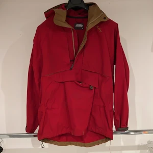 Lundhags parkas - Husses röda parkas har han i stort sett aldrig använt och det tycker jag är synd. Tyvärr är fickan på magen inte tillräckligt stor för att jag ska kunna åka med 🙀så den får hel enkelt gå.  🐈😻Bra friluftsplagg. 