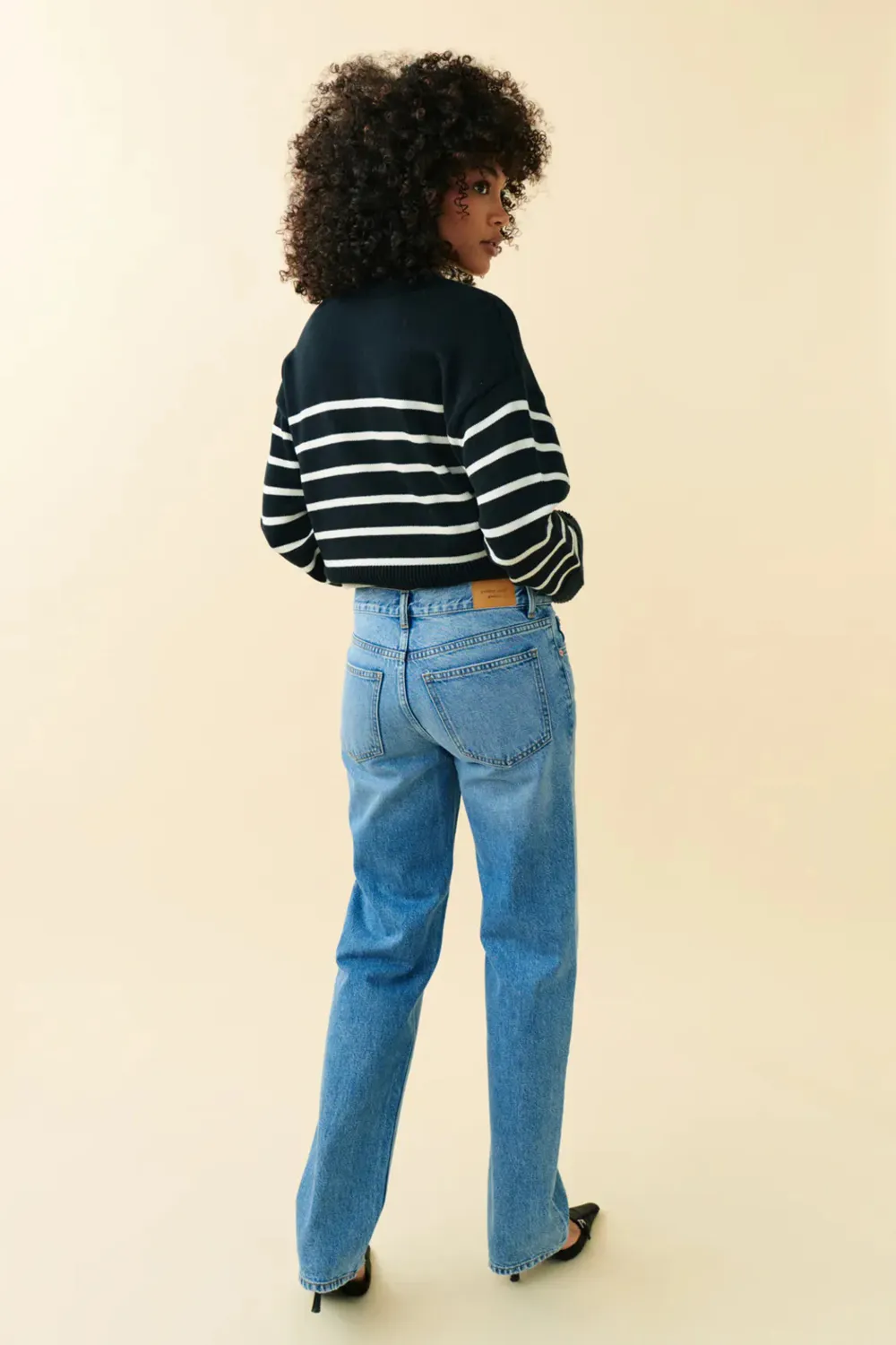 Low waist straight jeans som är väl andvända, inget som syns mer än att färgen kan var något ur tvättad🫶🏼 från Gina tricot, köpta för ca ett och ett halvt år sedan. Jeans & Byxor.