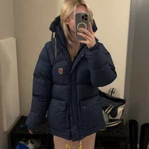 Fjällräven jacka - Säljer denna varma fina vinterjacka då jag har en likadan i svart. Den är i nyskick och har inga defekter. Nypris 7000.
