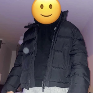 Trapstar puffer - Kollar intresse för min Trapstar puffer. Modellen är Decoded 2.0 i färgen blackout (svart på svart) Resell pris ligger på runt 5500kr. Inga byten, inga skambud.  Använd ett fåtal gånger, Skick 9.5 av 10