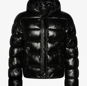 Superdry Vinterjacka - En svart vinterjacka från Superdry i storlek 40. Köpte den för 1500 men säljer för 1300, har endast använts förra vintern. Ser ny ut inga hål, fläckar osv. Pris kan diskuteras.