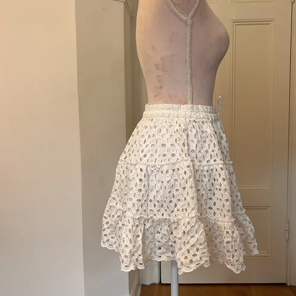 En Zara kjol med ett coolt mönster! Köpt i Nice förra sommaren! sparsamt använd . Kjolar.
