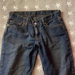 Vintage Levi’s jeans - Säljer mina äldre levi’s jeans💕på sista bilden så ser ni att dom är lite slitna längst ner, Dom är i modellen bootcut. Dom är mindre storleken..  