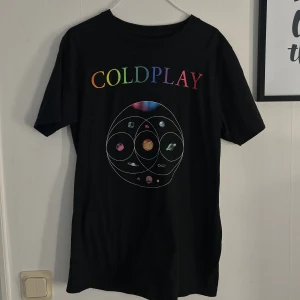 Coldplay merch - Coldplay merch, köpt på deras konsert i Ullevi i somras. Den har enbart hängt på väggen. Köptes för 500