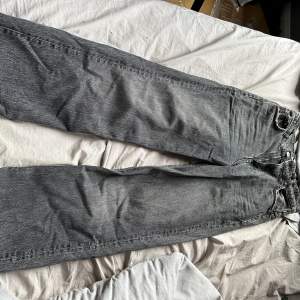 Skitsnygga jeans från zara som ej kommer till användning 
