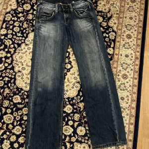 Lågmidjade jeans - Säljer dessa Lågmidjade jeans ifrån Pepe jeans. De har en rosa detalj på bakfickan och är raka i modellen💕