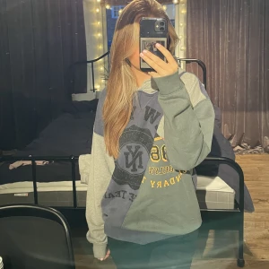 Unik hoodie - As cool hoodie med patch work! används inte längre - inga defekter 💞💞