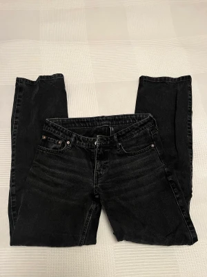 Lågmidjade jeans - Säljer mina supersnygga lågmidjade jeans! De är lågmidjade i en rak modell och en snygg tvätt💗💗 Den ursprungliga storleken är 28/32 men jag har sytt in dem så dem är mer 27/26 i midjan skulle jag säga!