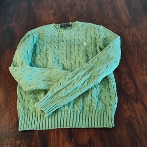 Ralph Lauren cable stickade tröja  - Använd skick Grön med vit polohäst (Gröna Färgen är urtvättade)