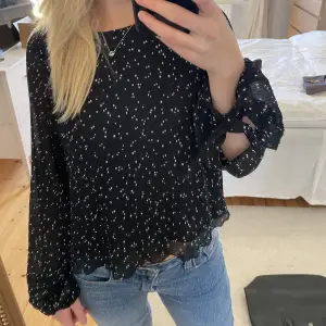 Så söt blus från Zara med knytning i ärmarna samt lite volang längst ner💕💕 Superbra skick! 