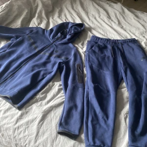 Nike tech - 10/10 skivk anvönd tre gånger. Vanlig pris 2500 mitt pris 1100. Säljer eftersom jag bytt stil